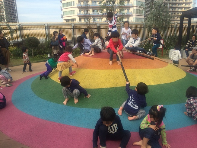 虹色山で遊ぶ子供達