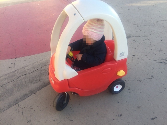 おもちゃ王国の3輪車を楽しむ2歳の息子