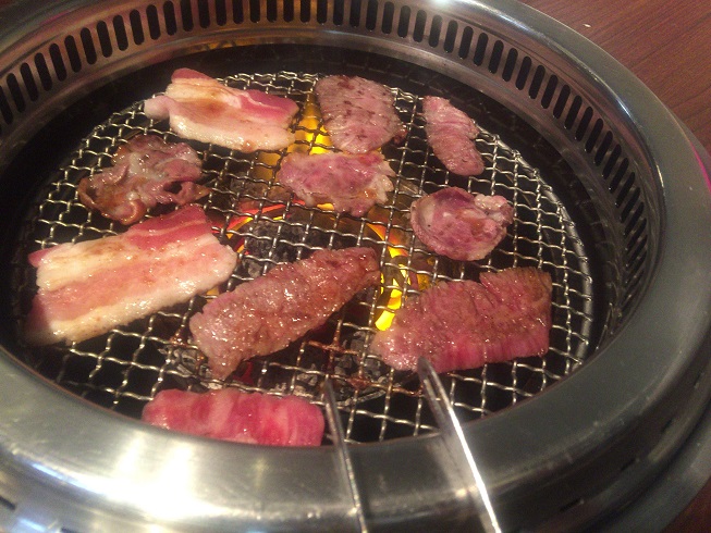 網で焼かれる肉