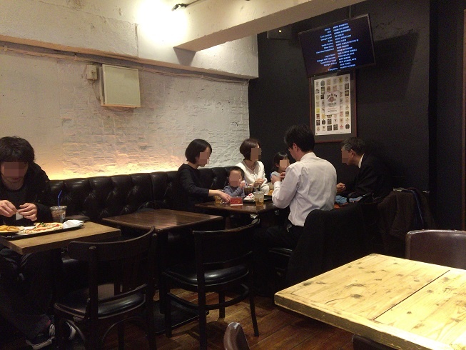 ナポリスで食事をする家族と単身者男性