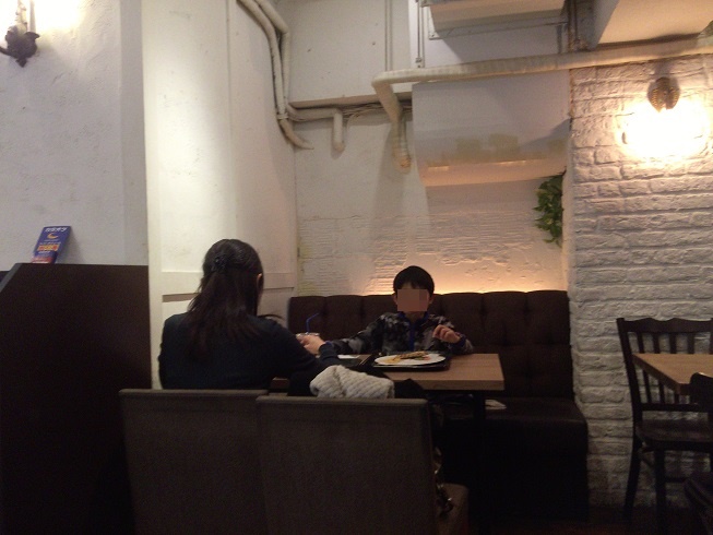 ナポリスで食事をする親子