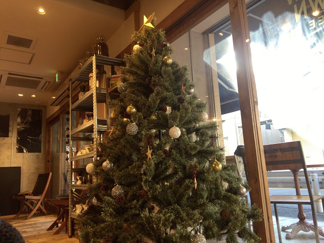 メロウブラウンコーヒー自由が丘店の中にあるクリスマスツリー