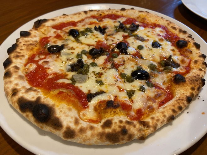 タベルナメッシーナのピザ