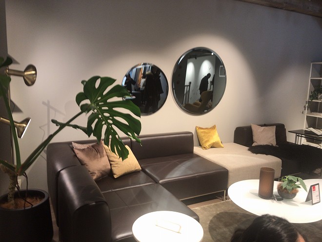ゴーボーコンセプト自由が丘店2階に展示されるジャスな革張りのソファ