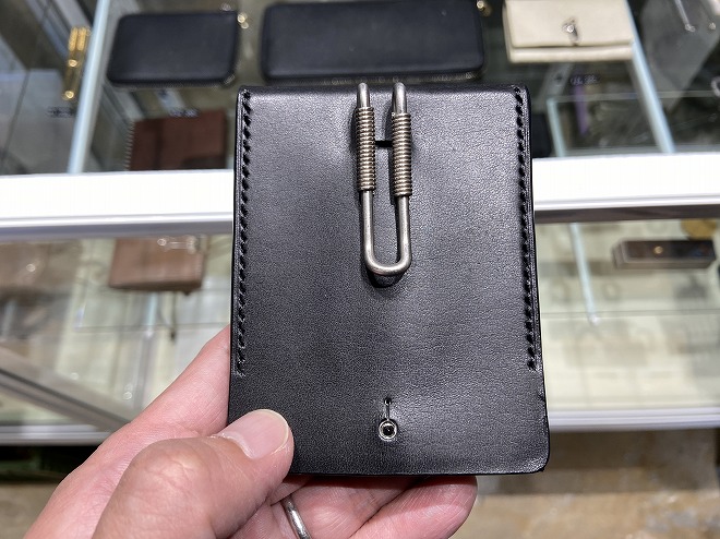 自由が丘FREE PARK（フリーパーク）店内に展示されるエドロバードジャドソンのクリップ付き財布