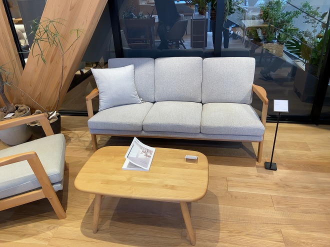 【2F】リニューアルしたモモナチュラル自由が丘店2階に展示されるシンプルな3人掛けのソファと一人掛けソファ