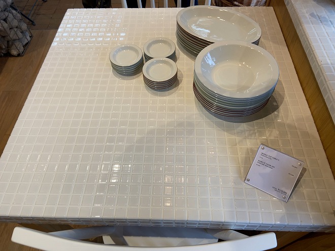 【2F】リニューアルしたモモナチュラル自由が丘店2階に展示される大理石素材っぽいテーブル
