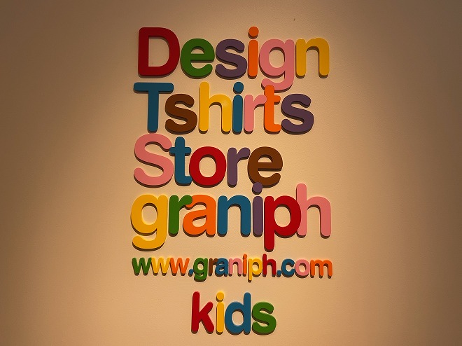 Design Tshirts Store graniph kidsの文字がカラフルに描かれた自由が丘店のキッズコーナー