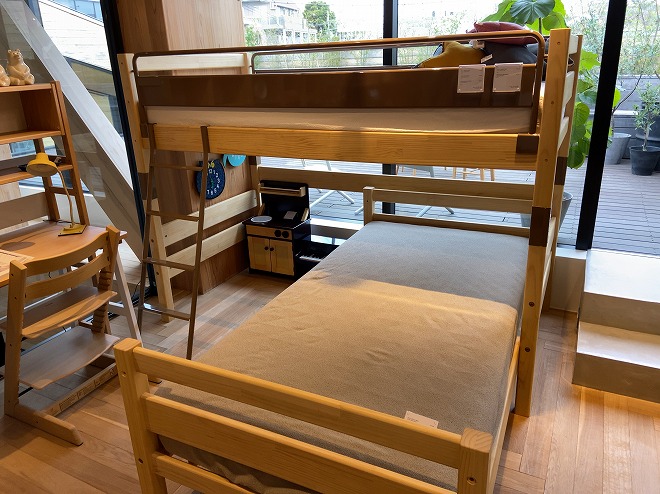【3F】リニューアルしたモモナチュラル自由が丘店3階に展示される子供が好きそうな2段ベッド