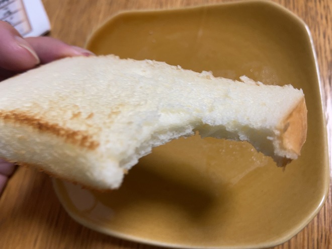 にしかわの高級食パンを焼いてひとくち食べたあとの食パン画像