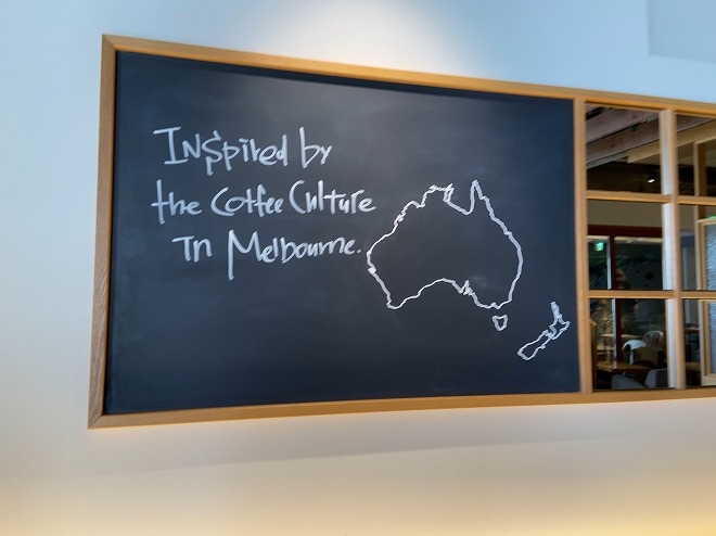 ラテグラフィック自由が丘の筆者が座った席のすぐ上にあるオーストラリア地図とインスパイヤーされたメルボルンの文字