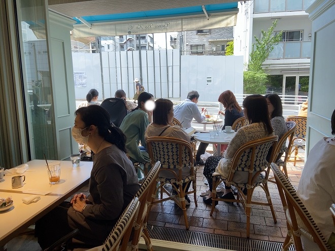自由が丘のハワイ発のクレープカフェ『ノカオイ』で食事をする各テーブルのお客さん