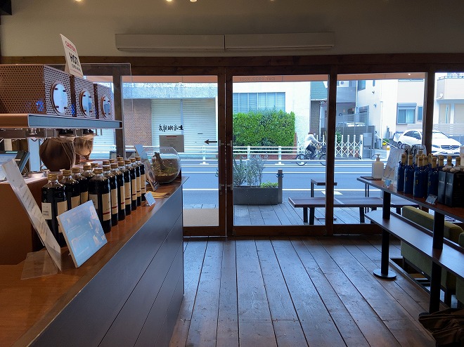 ガラス張りで開放的な上島珈琲奥沢店