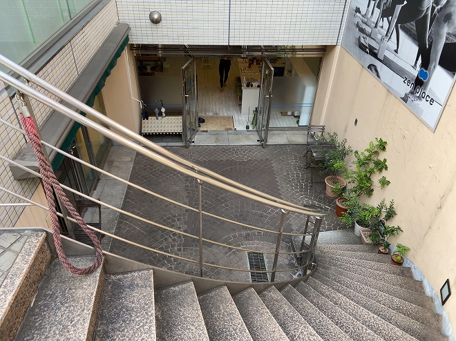 zen place yoga自由が丘店の入口下り階段の画像