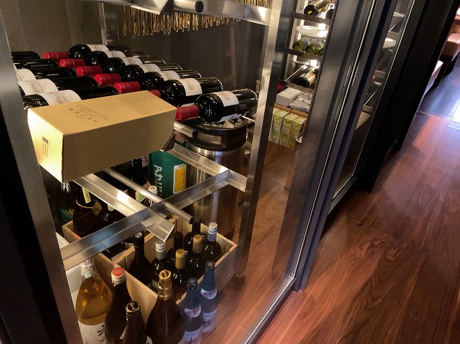 べこ亭自由が丘店の入口入ったすぐ横にあるワインセラーと貯蔵されたワイン
